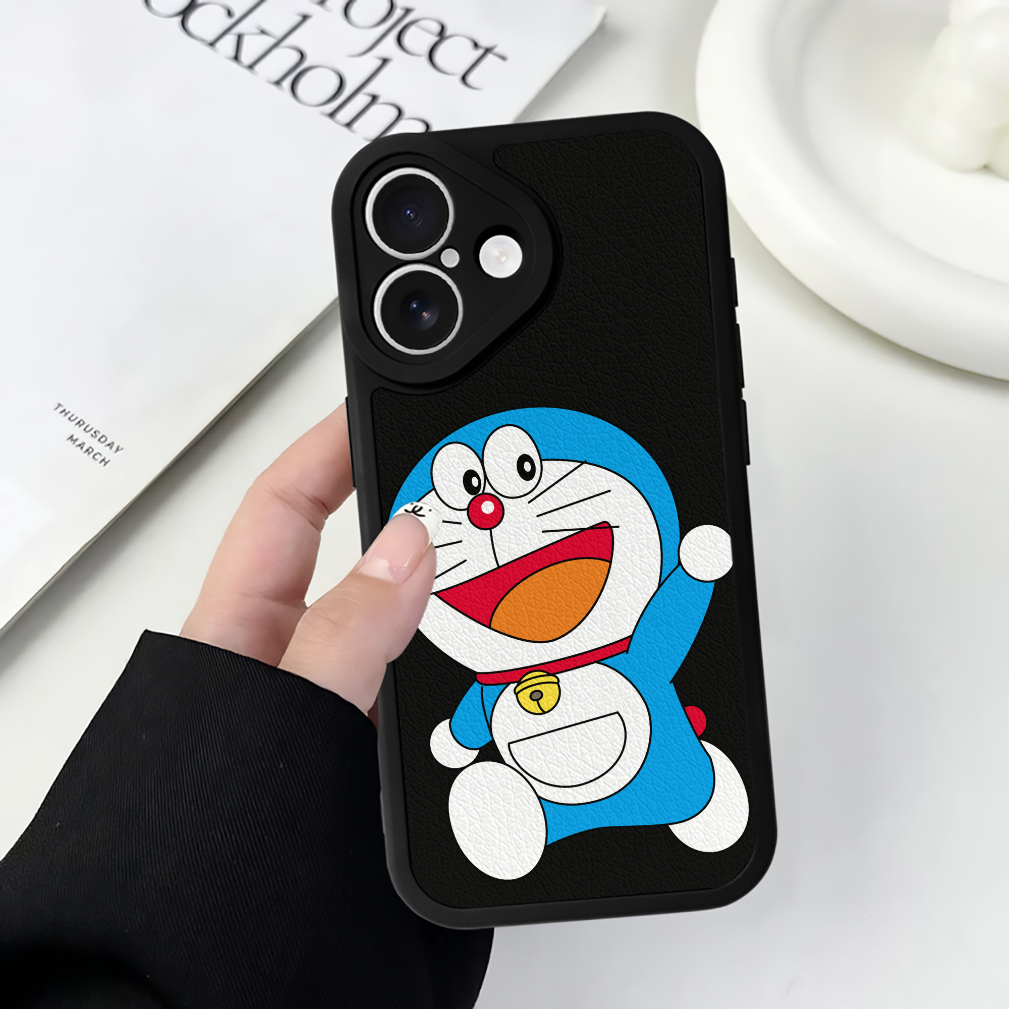 （画像用） ドラえもん Doraemon 【iPhone 16シリーズ対応】シリコンスマホケース（レザー調） 材質：シリコン